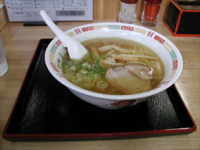 某S.A.にて食べた塩ラーメン（500円くらいだったかなあ）。