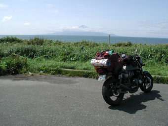 利尻島の利尻山（多分）をバックに、愛車を撮影。